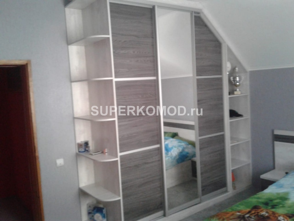 Спальня с кроватью и встроенным шкафом