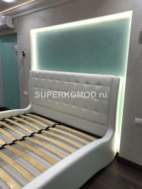 Белая кровать с изогнутыми бортами под заказ