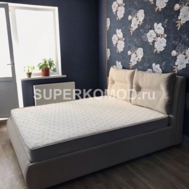 Светлая кровать с тканевой обшивкой под заказ Светлая кровать с тканевой обшивкой под заказ
