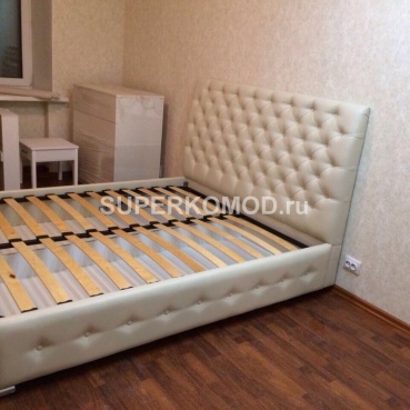 Кремовая кровать с боковой отделкой на заказ Кремовая кровать с боковой отделкой на заказ