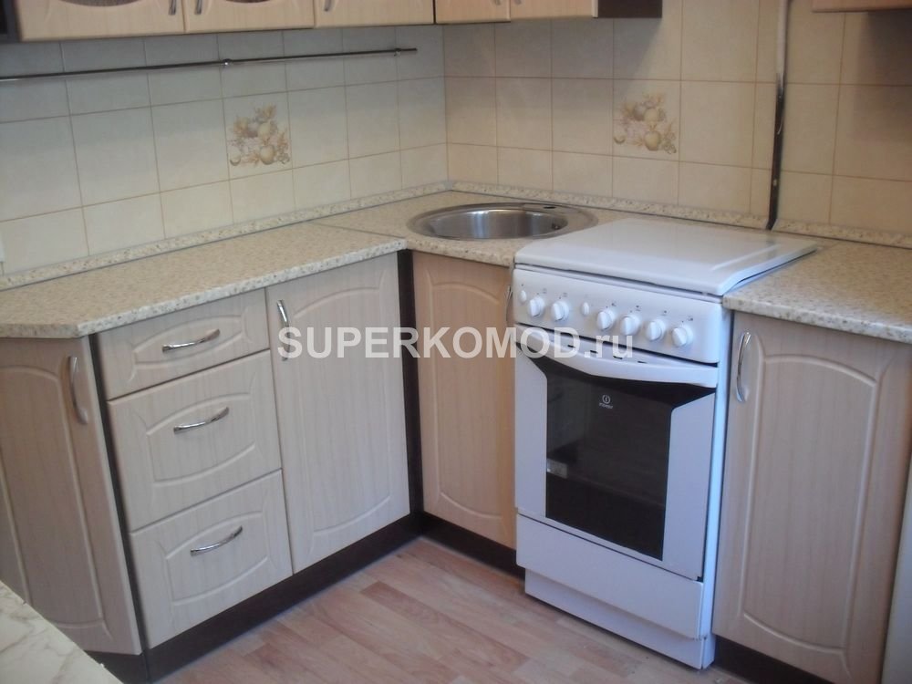 Угловая кухня со встроенной плитой indesit