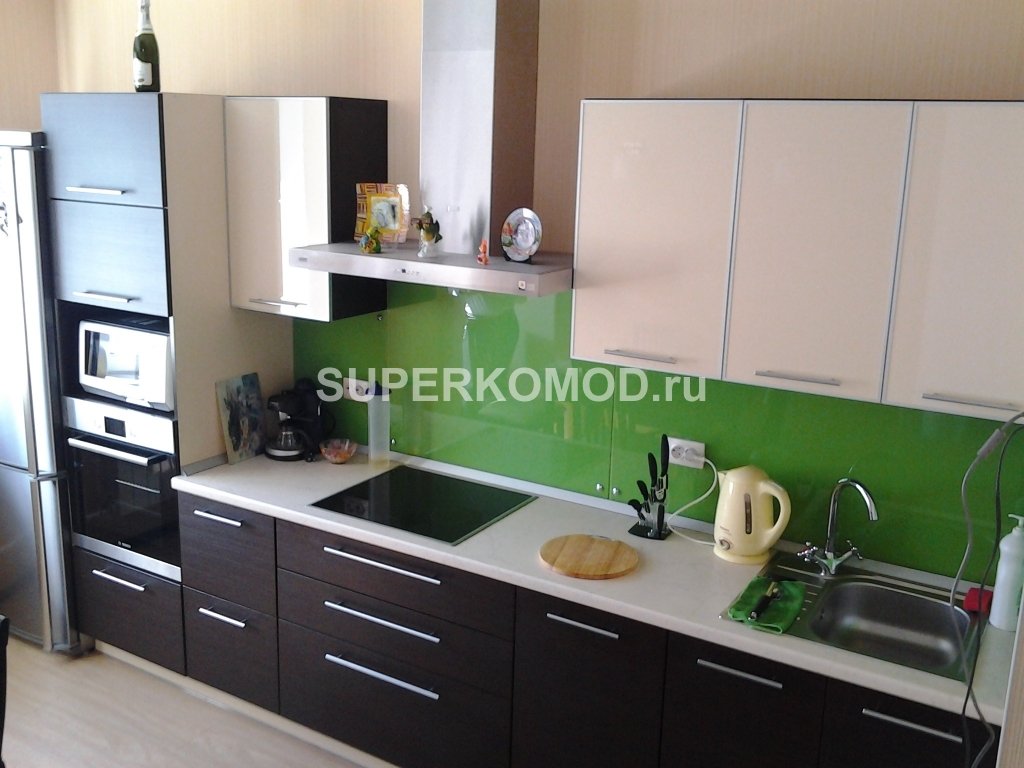 Кухня с зеленым стеклом и встроенными микроволновкой и духовкой