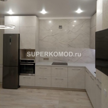 Белая угловая кухня со столешницей под камень Белая угловая кухня со столешницей под камень