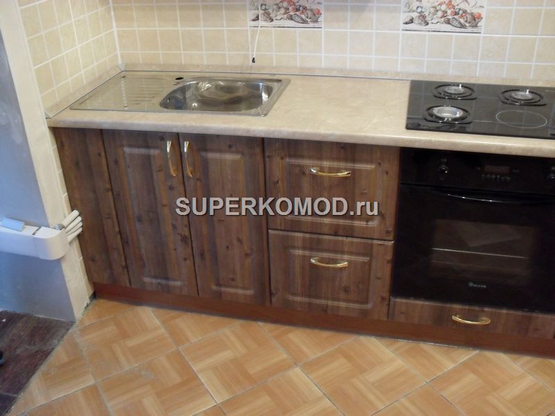 Прямой кухонный гарнитур с фасадом из дерева