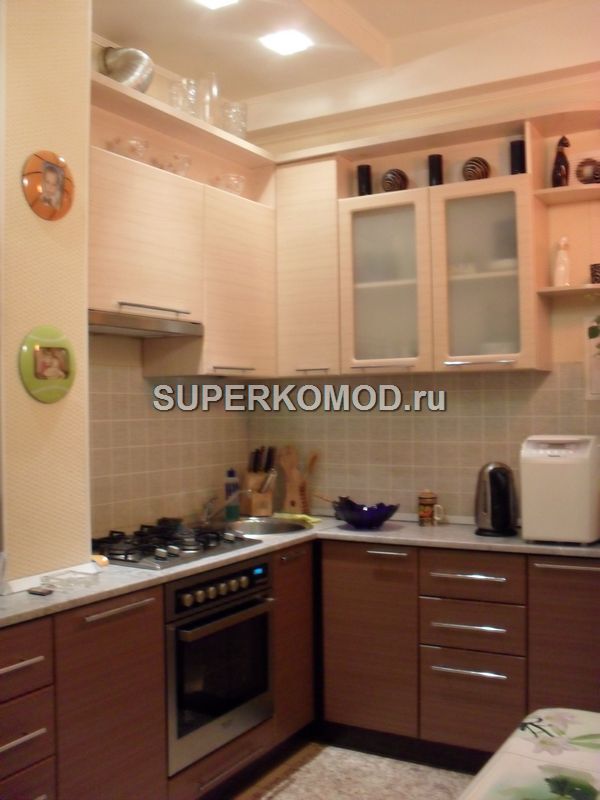 Маленькая угловая кухня коричневого цвета