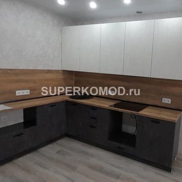 Серая кухня в стиле лофт с деревянной столешницей Серая кухня в стиле лофт с деревянной столешницей