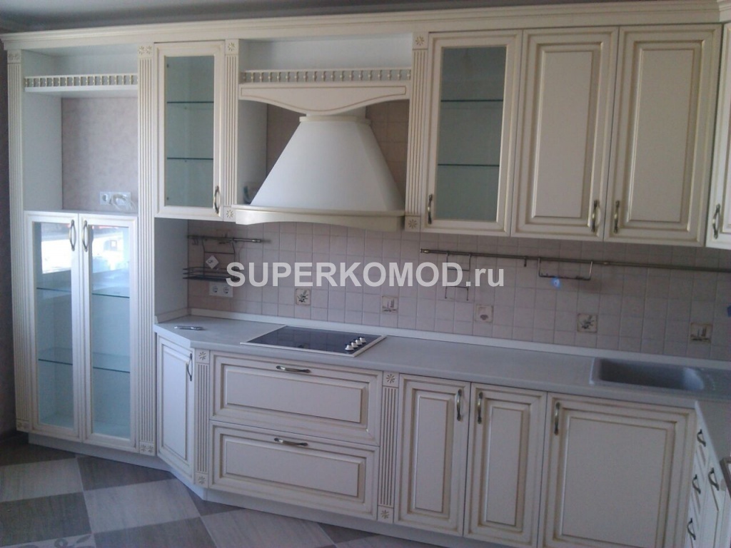 стильная угловая кухня кремового цвета