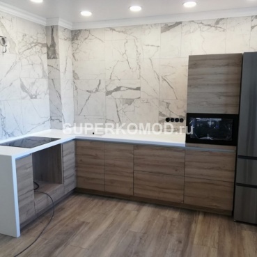 Светлая угловая кухня со встроенной микроволновкой Светлая угловая кухня со встроенной микроволновкой