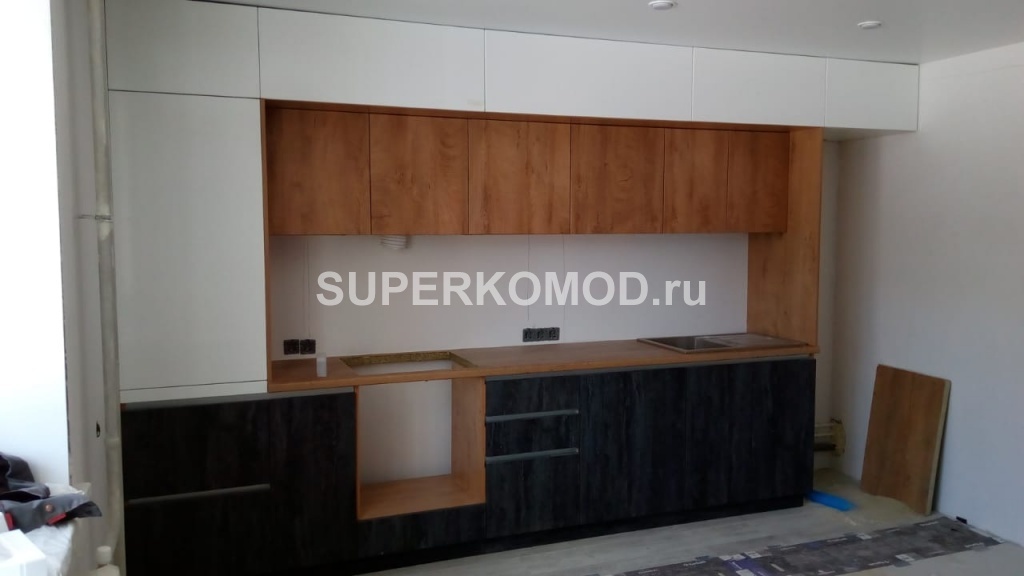 Прямая кухня в современном стиле со встроенной вытяжкой