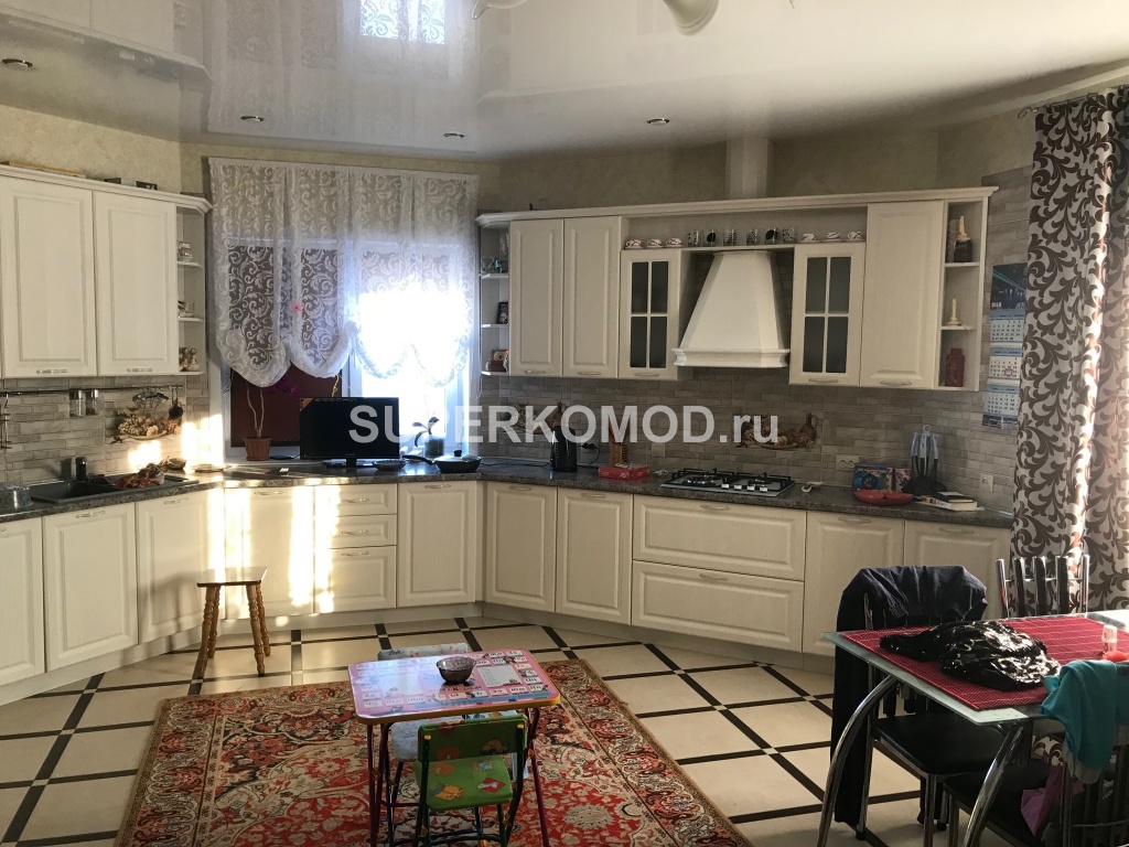 Большая угловая светлая кухня для дома