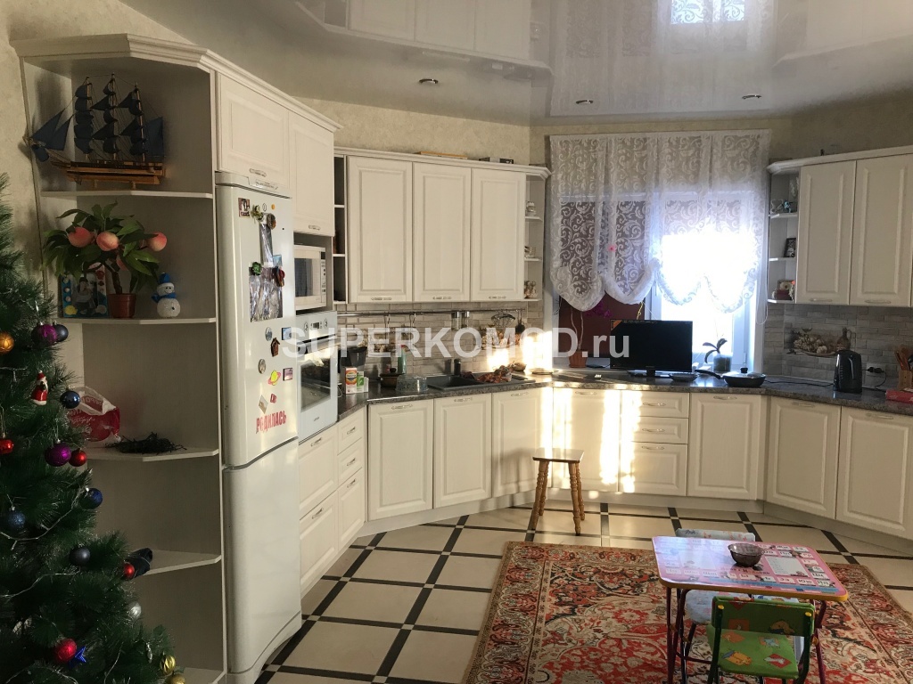 Большая угловая светлая кухня для дома