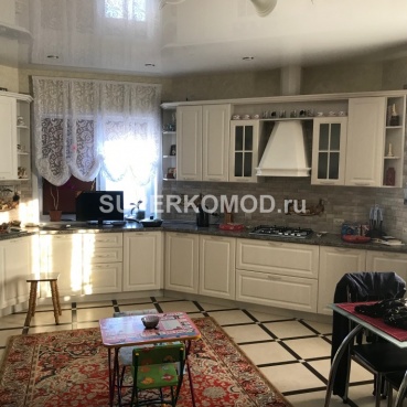 Большая угловая светлая кухня для дома Большая угловая светлая кухня для дома