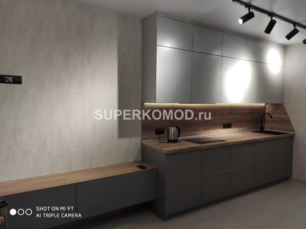 Прямая кухня серого цвета в стиле лофт