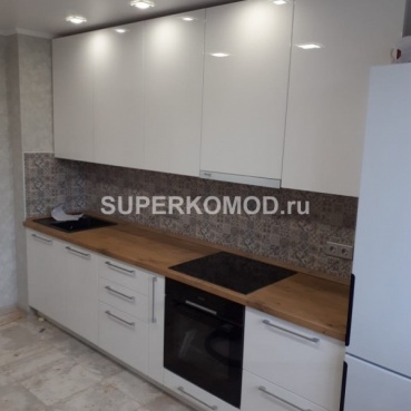 Белая кухня в скандинавском стиле с мойкой из камня Белая кухня в скандинавском стиле с мойкой из камня