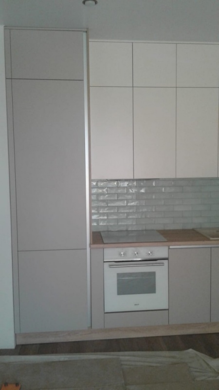 Маленькая угловая кухня под дерево с мойкой из искусственного камня