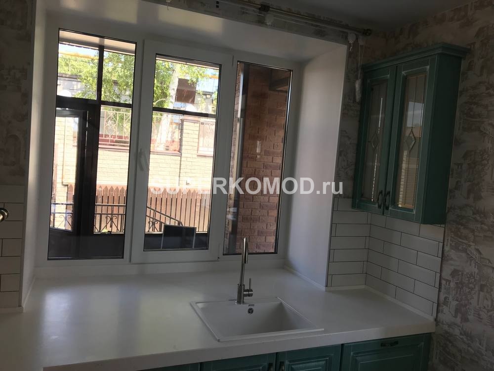 П-образная кухня изумрудного цвета в дом на заказ недорого