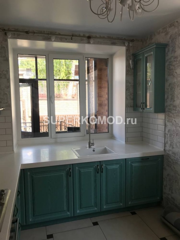 П-образная кухня изумрудного цвета в дом на заказ недорого
