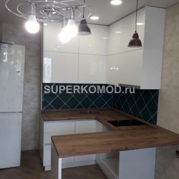 Кухня с деревянной столешницей и мойкой из искусственного камня Кухня с деревянной столешницей и мойкой из искусственного камня