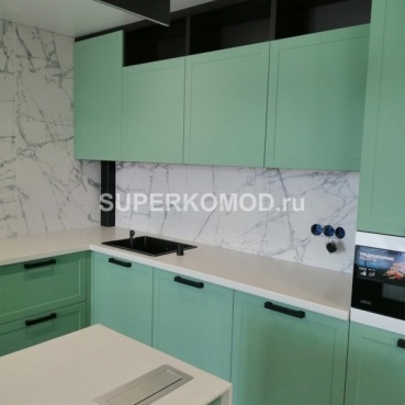 Угловая кухня мятного цвета с островом на заказ Угловая кухня мятного цвета с островом на заказ