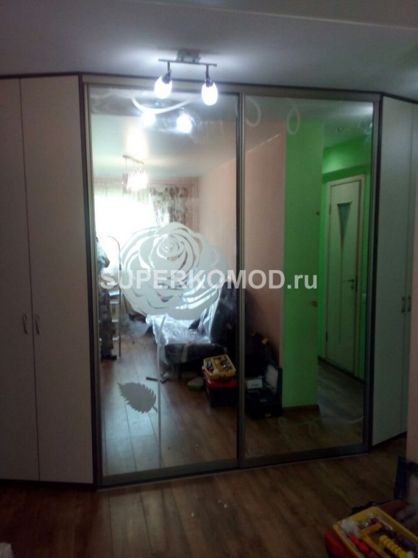 Встроенный шкаф-купе с раздвижными и распашными дверцами