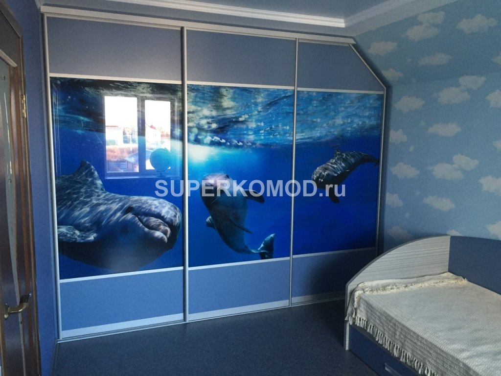 Встроенный шкаф купе с фотопечатью дельфинов