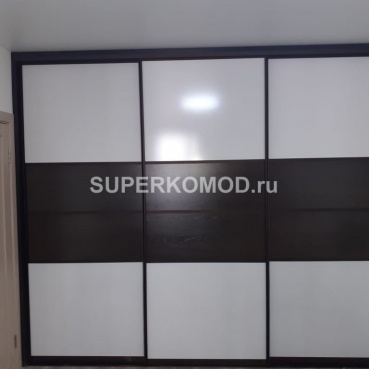 Трехсекционный шкаф купе Трехсекционный шкаф купе