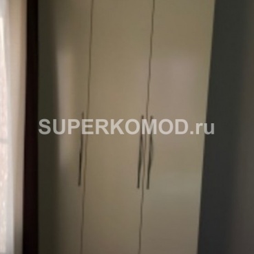 Трехдверный белый шкаф Трехдверный белый шкаф