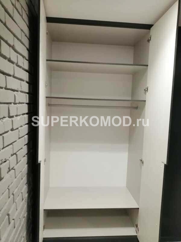Большой черный распашной шкаф