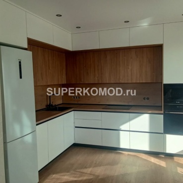 Угловая кухня белого цвета в скандинавском стиле на заказ Угловая кухня белого цвета в скандинавском стиле на заказ