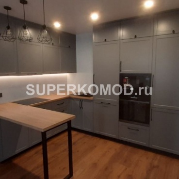 Угловая кухня со столешницей в сером цвете на заказ Угловая кухня со столешницей в сером цвете на заказ