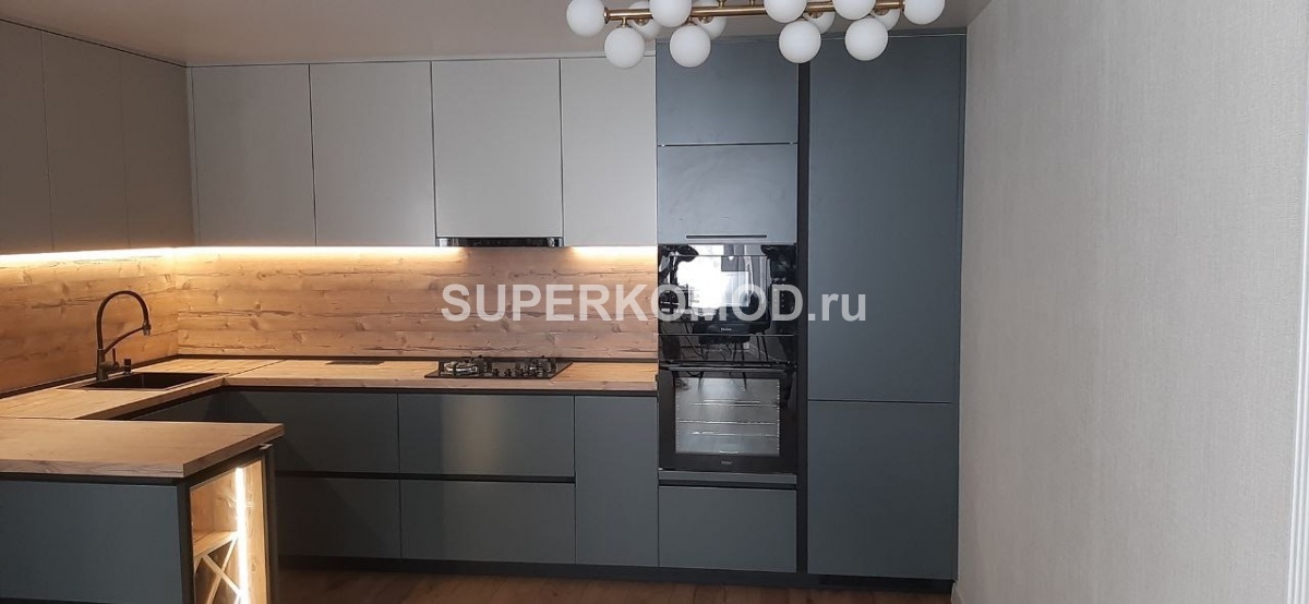 Серая п-образная кухня на заказ под потолок в стиле лофт