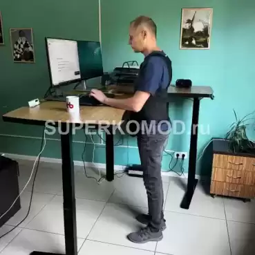 Компьютерный стол для работы стоя и сидя с изменяемой высотой Компьютерный стол для работы стоя и сидя с изменяемой высотой