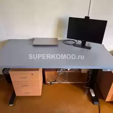 Компьютерный стол с регулируемой высотой Компьютерный стол с регулируемой высотой