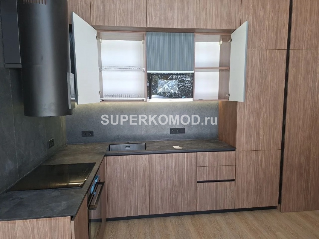 Угловая кухня с фасадами под дерево