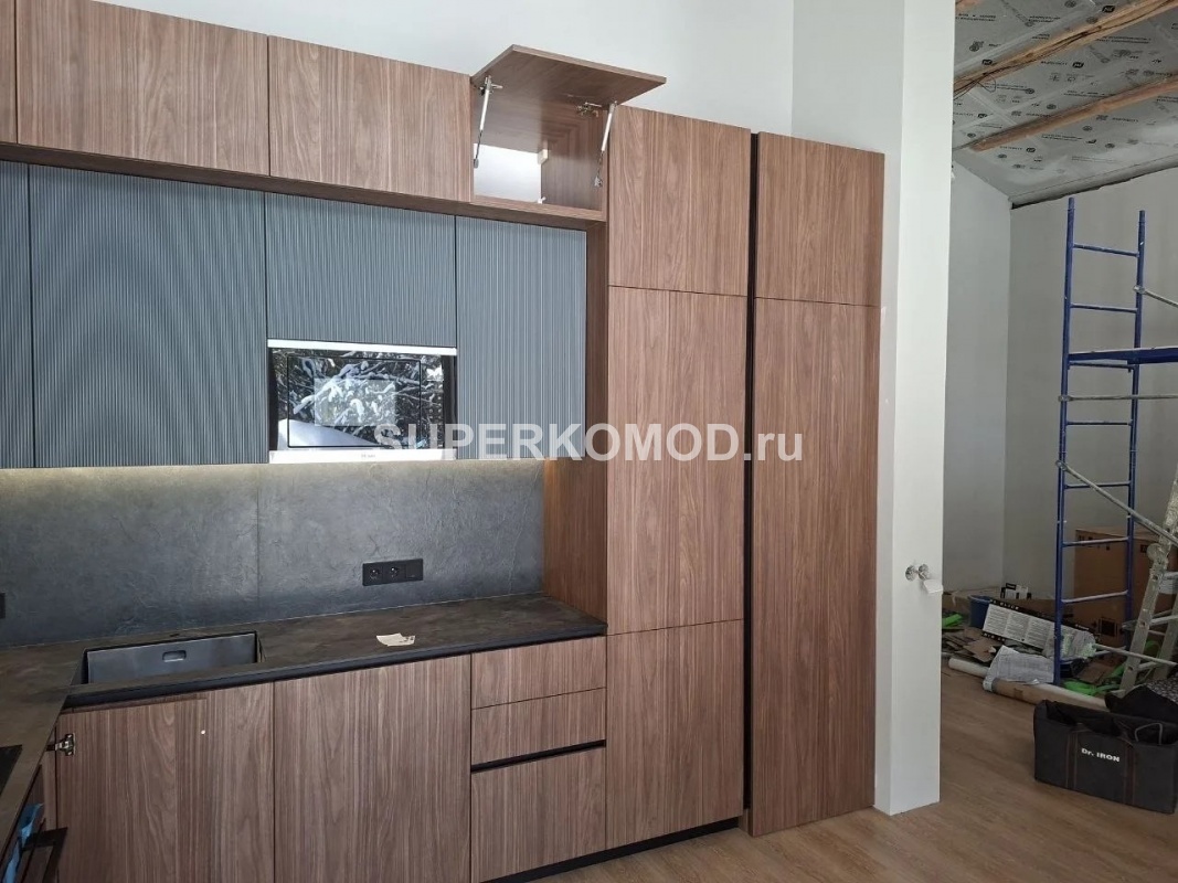 Угловая кухня с фасадами под дерево