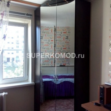 Угловой шкаф для детской с зеркалом Угловой шкаф для детской с зеркалом