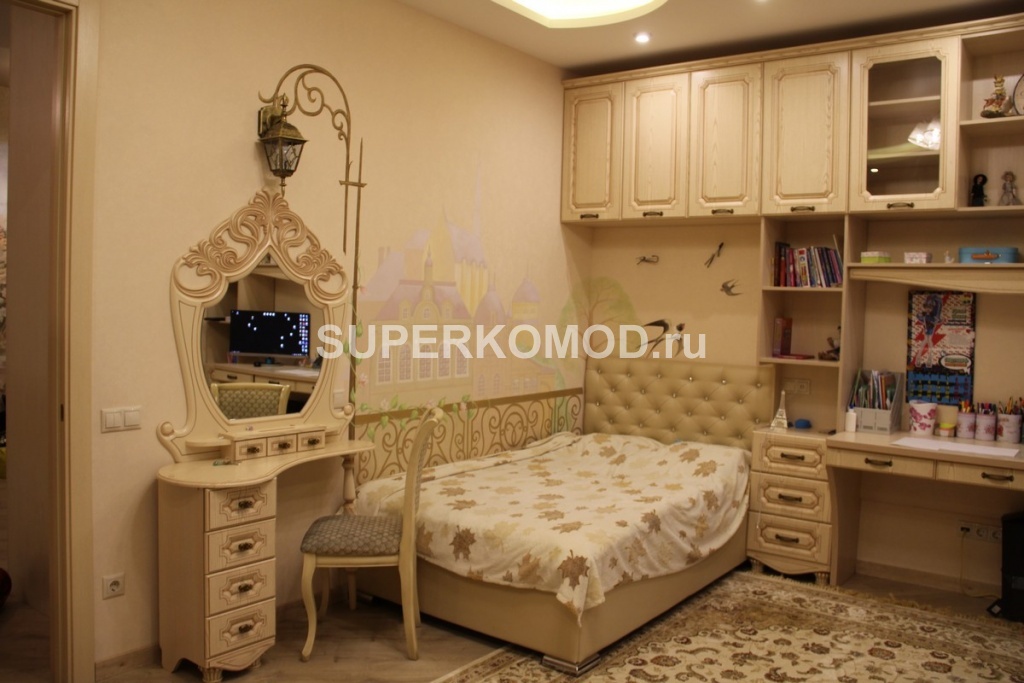 Мебель для детской из светлого дерева под заказ