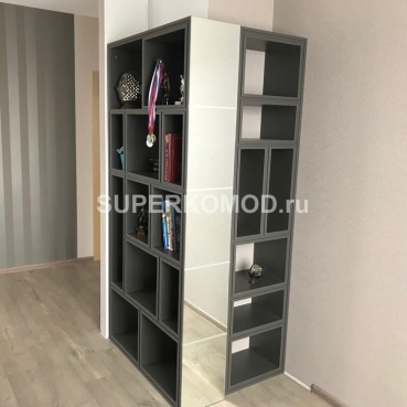Шкаф в гостиную с темными полками