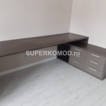Стол компьютерный с тумбой Стол компьютерный с тумбой